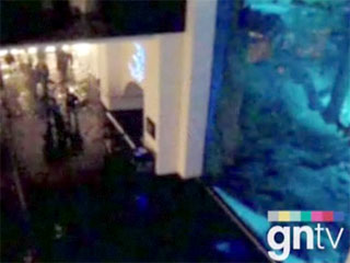 В торговом центре Дубая прорвало гигантский аквариум с акулами