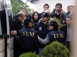 Стамбульский суд арестовал еще 11 военных по обвинению в заговоре. Теперь под арестом большинство из полусотни взятых под стражу