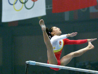 Китайская гимнастка Дун Фансяо уличена в подделке возрастных данных на Олимпиаде-2000 и теперь женскую сборную этой страны грозит лишение бронзовых медалей в командном первенстве