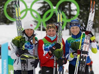 Полячка Юстина Ковальчик завоевала золотую награду в лыжной гонке на 30 километров, серебряная награда досталась норвежке Марит Бьорген, а бронзу выиграла финка Айно-Кайса Сааринен