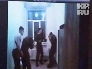 Благодаря видеоролику в интернете офицеров мотострелкового полка посадили на три года за избиение подчиненных