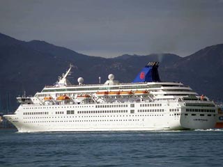 Высокие волны причинили серьезный ущерб лайнеру Louis Majesty кипрской компании Louis Cruises. Два человека погибли, шестеро были ранены. Погибшие - граждане Германии и Италии