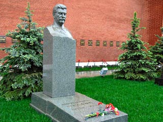 Российские коммунисты в пятницу возложат цветы к могиле Иосифа Сталина, со дня смерти которого исполняется 57 лет