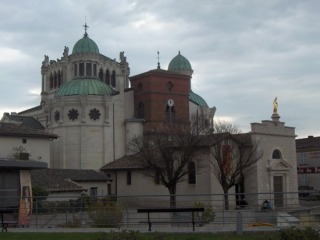 На фото - базилика Жана-Мари Вианнея в Арсе