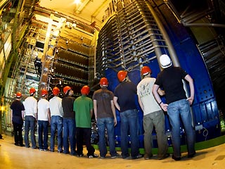 Большой адронный коллайдер начнет "набирать" действительно новые научные данные уже через четыре недели, когда в самом большом в истории ускорителе начнутся столкновения на энергии 7 тераэлектронвольт