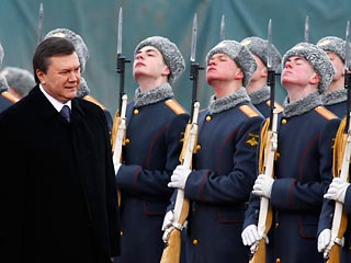 Виктор Янукович начал свой первый визит в Москву в качестве президента Украины