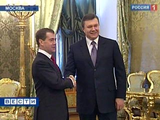 Дмитрий Медведев провел в Кремле встречу в формате "один на один" с прибывшим в пятницу в Москву президентом Украины Виктором Януковичем