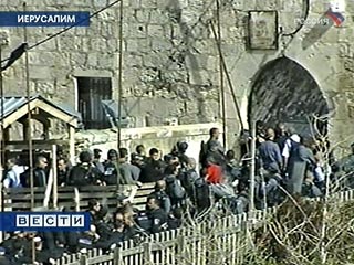Арабы-мусульмане на Храмовой горе в Старом городе Иерусалима устроили беспорядки. Как передает NEWSru Israel, молодые люди забросали камнями израильских полицейских и евреев, завершивших молитву около Стены плача