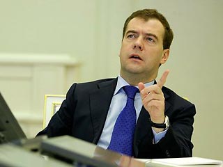 Медведев, посещая школу в Сочи, высказался за совершенствование ЕГЭ