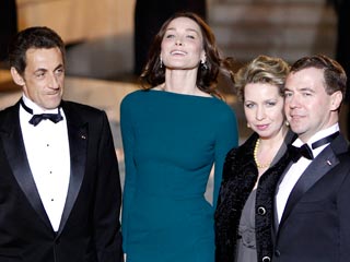 Первая дама Франции Карла Бруни проигнорировала протокол на ужине, устроенном в честь российского президента Дмитрия Медведева и его супруги