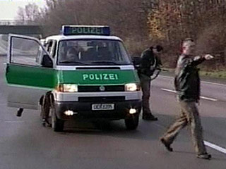 Полиция Германии перехватила экскурсионный автобус с учащимися профтехучилища, которые привезли из Чехии целый арсенал
