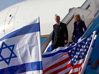 Миссия вице-президента США Джозефа Байдена, прибывшего  накануне в Израиль, чтобы форсировать посреднические усилия на палестино-израильских переговорах, столкнулась с трудностями еще до того, как его самолет приземлился в Тель-Авиве