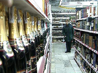 Единое время продажи алкоголя крепостью свыше 15 градусов - с 11:00 до 21:00 - может быть законодательно установлено по всей территории России. Государственная Дума уже в этом году готова принять соответствующие поправки