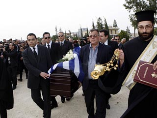 Останки экс-президента Республики Кипр Тассоса Пападопулоса были перезахоронены сегодня на том же кладбище, откуда они были похищены ровно три месяца назад