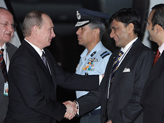 В ходе визита в Индию премьер Владимир Путин раздавал Индии обещания о широком сотрудничестве в самых разных областях - от освоения Луны до увеличения поставок индийского чая