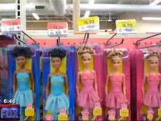 Правозащитники в США негодуют: в одном магазине "белая" кукла Барби дороже "черной"