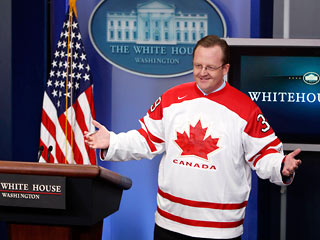 Официальный представитель Белого дома Роберт Гиббс, как и обещал накануне, исполнил условия спора со своим канадским коллегой и появился на очередном брифинге в свитере канадской хоккейной сборной