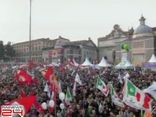 Массовая манифестация, организованная левоцентристской оппозицией в преддверии региональных выборов, которые состоятся в Италии 28-29 марта, проходит в субботу вечером на знаменитой Площади Народа в Риме