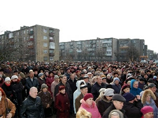 Почти 2 тысячи жителей поселка Славянка Приморского края в воскресенье приняли участие в митинге в защиту чистого воздуха, который, по словам организаторов акции, загрязняют местные нефтебаза и котельная