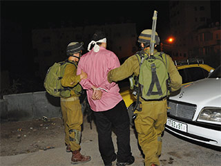 Израильские военные задержали в ночь на воскресенье палестинского боевика, который находился в розыске больше десяти лет и подозревается в причастности к гибели свыше 70 израильтян