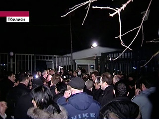 Действия телекомпании "Имеди" также вызвали резко негативную реакцию в рядах грузинской оппозиции, десятки людей собрались на акцию у здания телекомпании в Тбилиси