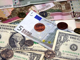 Доллар упал еще на 5 копеек, евро вырос на 9