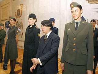 В российской армии вводится новая, более современная форма менее угрюмых цветов. Очень скоро российская армия обретет новый имидж: солдаты будут выглядеть совсем иначе, а девушки станут "секси"