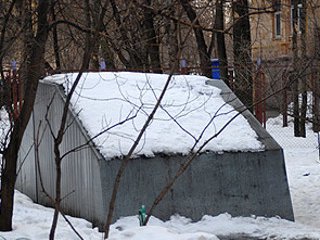 В Москве во дворе дома номер 144 по Варшавскому шоссе произошел несчастный случай, в результате которого погибли мужчина и женщина