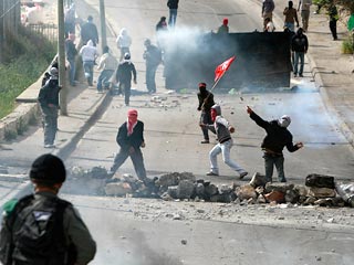 В Восточном Иерусалиме и его пригородах во вторник вспыхнули новые столкновения между арабами и израильской полицией; по некоторым данным, есть пострадавшие
