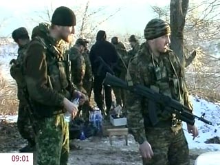В Чечне рано утром в четверг возобновлены активные действия по поиску и ликвидации боевиков, блокированных в горно-лесистой местности Веденского района
