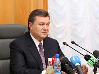 Янукович пообещал новому руководству Крыма "беспокойную жизнь и жесткий спрос" и потребовал записывать за ним