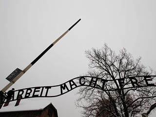 Суд в Кракове в четверг вынес приговор похитителям печально знаменитой надписи Arbeit macht frei ("Работа освобождает") с ворот концлагеря в Освенциме