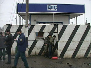 В Назрани на федеральной трассе "Кавказ" неизвестные из автоматического оружия и гранатометов обстреляли пост ДПС, ранены трое сотрудников милиции