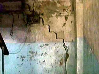 Часть жителе многоквартирного дома во Владимире эвакуированы: в стене здания возникла опасная трещина