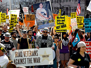 В Вашингтоне тысячи человек вышли на антивоенную демонстрацию - есть задержанные