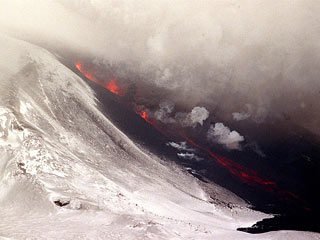 Власти Исландии в воскресенье ввели режим чрезвычайной ситуации в связи с извержением вулкана
