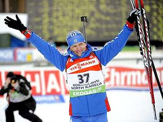 Иван Черезов выиграл гонку на этапе Кубка мира по биатлону