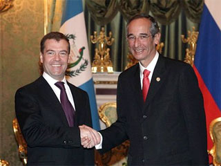 Президент Гватемалы предложил Медведеву кофе с сахаром в обмен на оружие