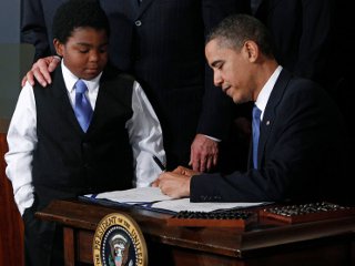 Президент Обама подписал исторический законопроект о медицинской реформе в стране, одобренный в прошлое воскресенье нижней палатой Конгресса