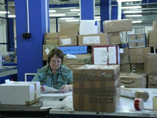 Как сообщалось ранее, сейчас на посту, куда поступает вся международная почта московского региона, скопилось более 51 тысяч посылок