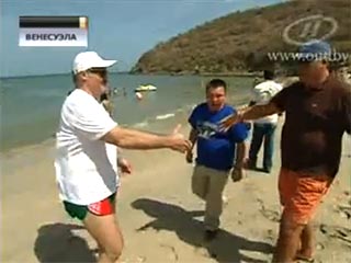 Шокирующие кадры показали во вторник белорусские телеканалы - президент страны Александр Лукашенко в трусах и на пустынном пляже дает интервью