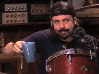 Солист Foo Fighters Дейв Грол попал в больницу из-за передозировки кофеина