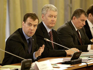 Президент России Дмитрий Медведев считает возможным дальнейшее сокращение часовых поясов в стране, однако требует тщательно просчитать возможные последствия этого шага