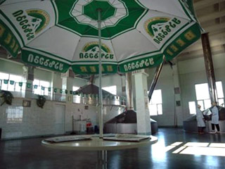 На пивоваренном заводе "Казбеги" в грузинском городе Рустави в среду вечером обрушились 15 многотонных цистерн с пивом