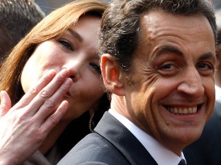 Генеральный директор веб-сайта "Ньюсвеб", который распространил слухи о неладах в семейной жизни президентской четы Франции, отправлен в отставку