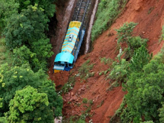 Железнодорожный состав с более чем 240 пассажирами сошел сегодня с рельсов в местечке Куранда австралийского штата Квинсленд. Причиний инцидента стал обвал грунта