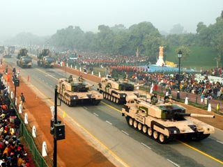 Основной боевой танк Arjun разрабатывался в Индии с начала 1970-х годов. Его серийное производство началось в 2004 году. Вес - около 58,5 тонн, оснащен немецким дизельным двигателем MTU мощностью 1400 л/с, максимальная скорость - 70 км/ч, запас хода - 450