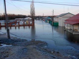 Жители четырех населенных пунктов Быковского района Волгоградской области вторые сутки остаются без света из-за подтопления местной подстанции