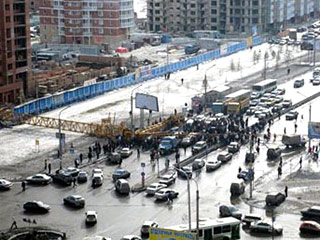 В Красноярске в результате падения строительного крана на проезжую часть в пятницу один человек погиб и еще пять получили травмы различной степени тяжести. Погибшим оказался мужчина, управлявший краном