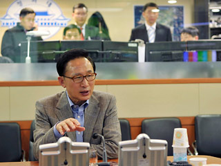 Президент Южной Кореи Ли Мён Бак распорядился "быстро и тщательно" провести расследование и выяснить причину затопления корабля ВМС РК